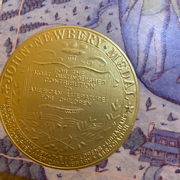 A Wrinkle in Time by Madeleine L’Engle paperback - Picture 6 of 6